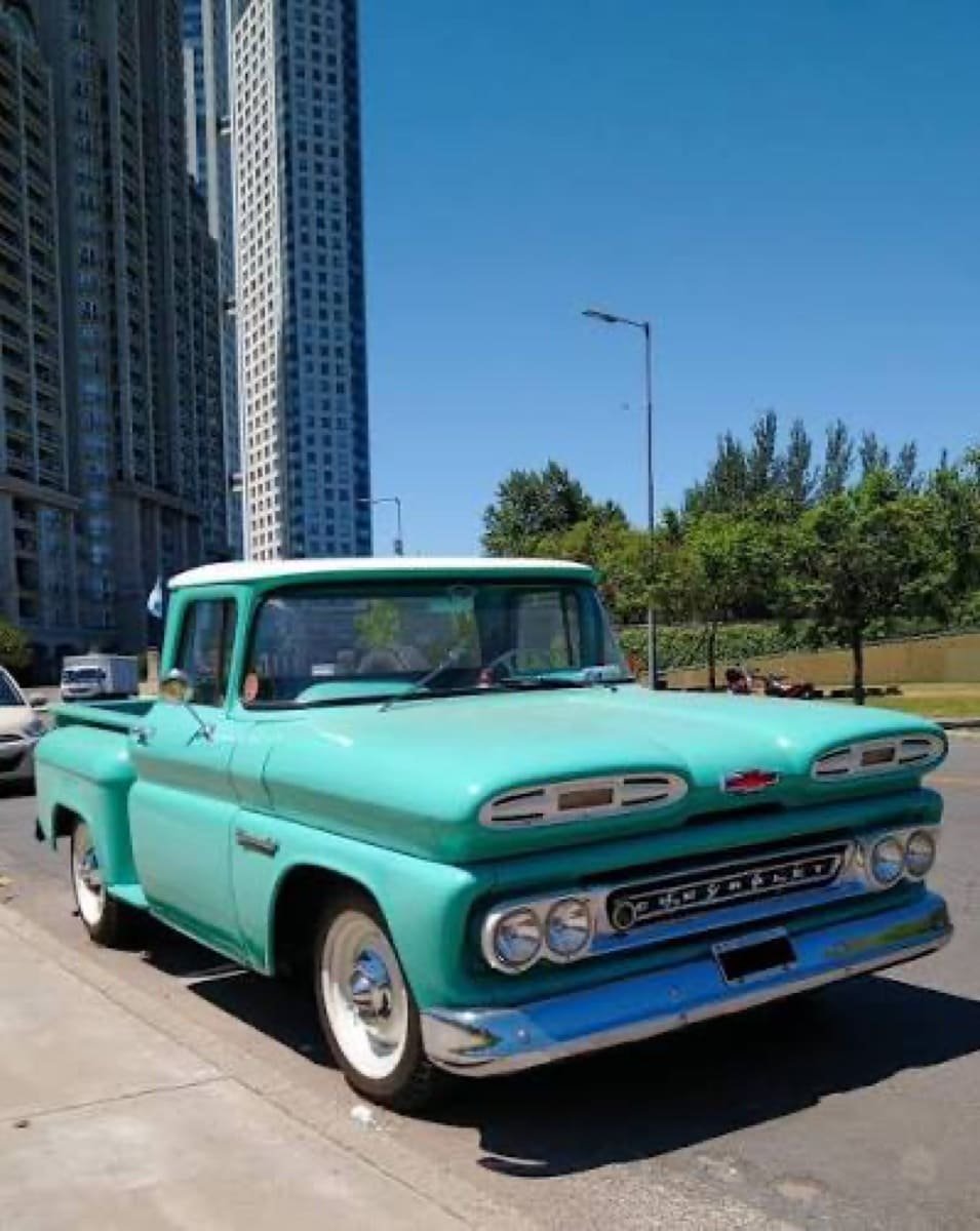 La primera camioneta de Ricardo Nisi, una Apache modelo 63